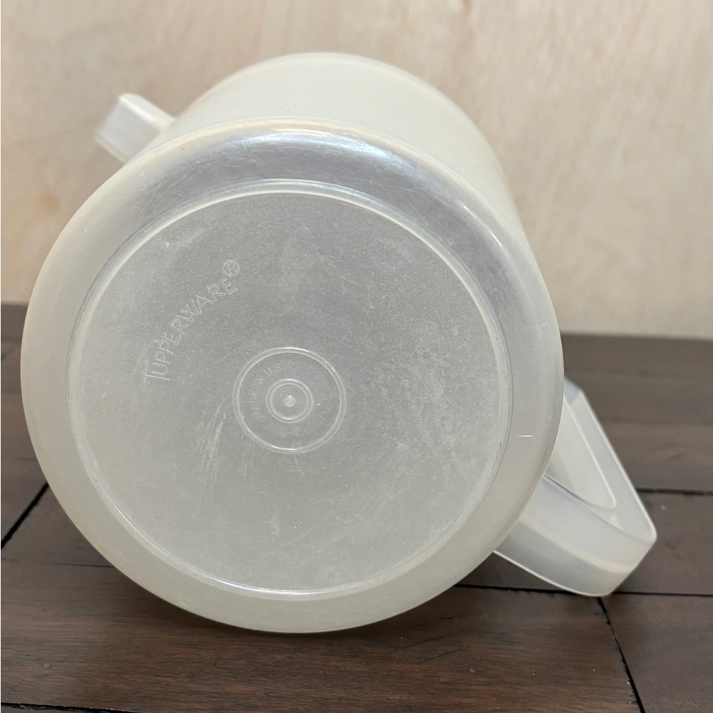 Vintage Tupperware Pitcher 1.5 quart sheer with red push-button sealing lid - Picture 4 of 8